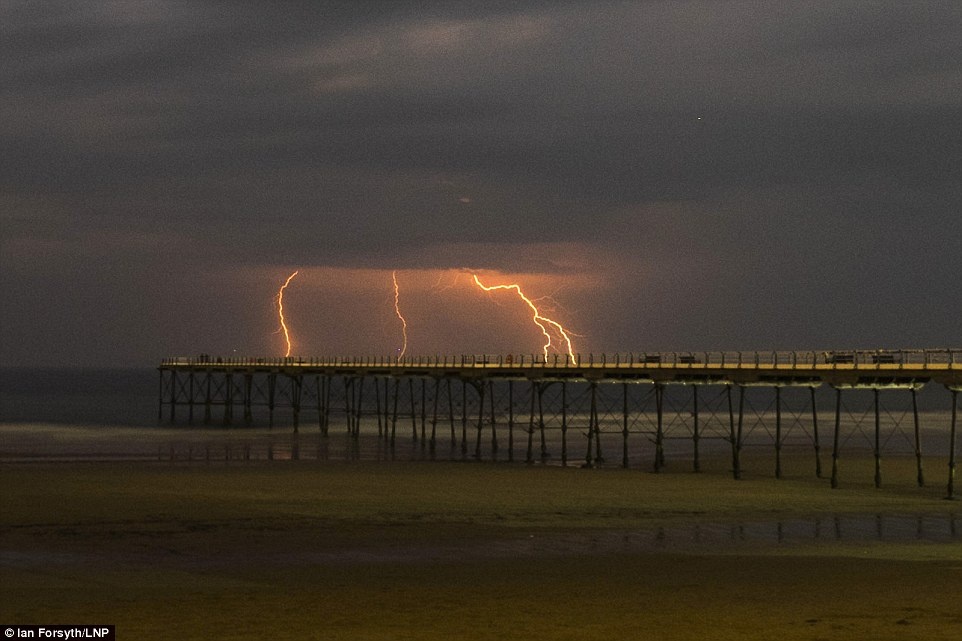 Sấm sét và mây đen trên Biển Bắc, nhìn từ khu nghỉ dưỡng Saltburn-by-the-Sea ở đông bắc nước Anh. Nick Prebble, chuyên gia của cơ quan khí tượng MeteoGroup, nói những ngày sắp tới 