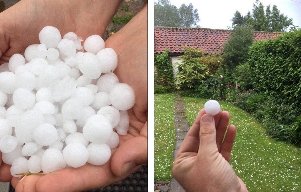 Theresa Kingston nhặt những viên mưa đá có kích thước to bằng đồng xu trước nhà ở hạt Durham, đông bắc Anh.