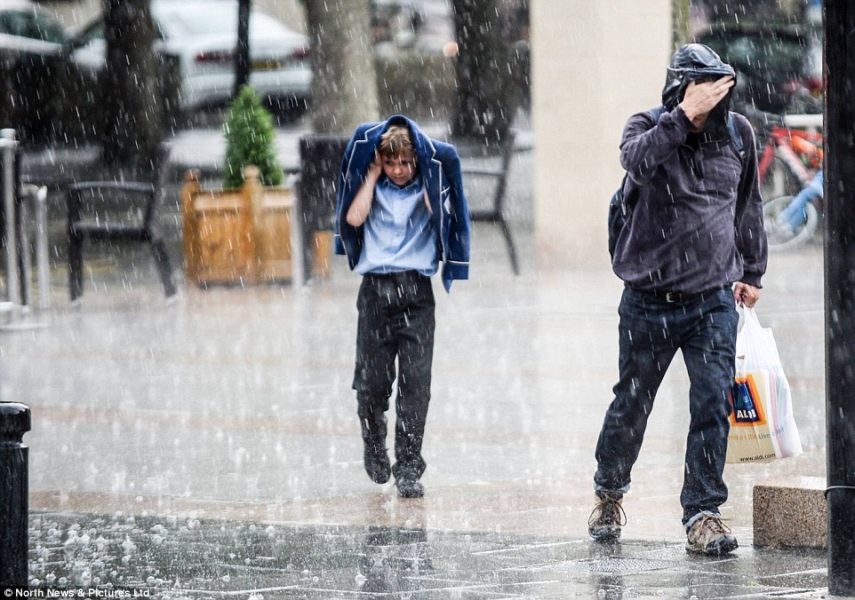 Mua da sau ngay nang nong ky luc o Anh hinh anh