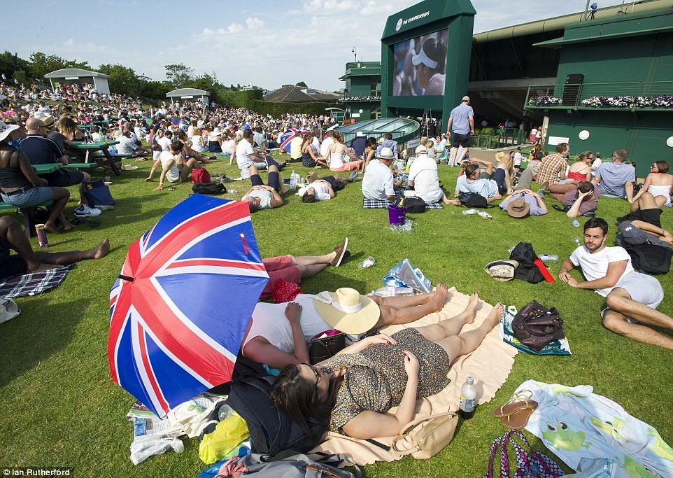 Hôm 1/7 vừa qua, nhiều vùng ở nước Anh có nhiệt độ trên 36 độ C. Nhiệt độ ở sân bay Heathrow tại London vào chiều 1/7 là 36,7 độ C, mức cao nhất ở Anh trong 12 năm qua.