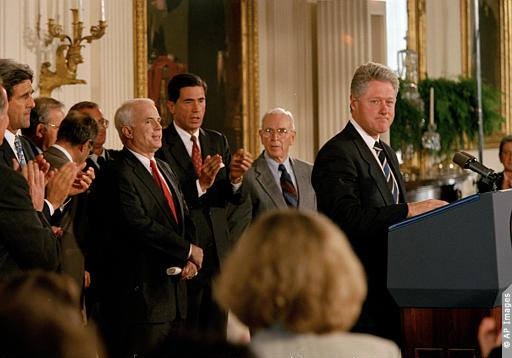 Tổng thống Bill Clinton tuyên bố bình thường hóa quan hệ với Việt Nam vào năm 1995. Ảnh:  Facebook Đại sứ Ted Osius