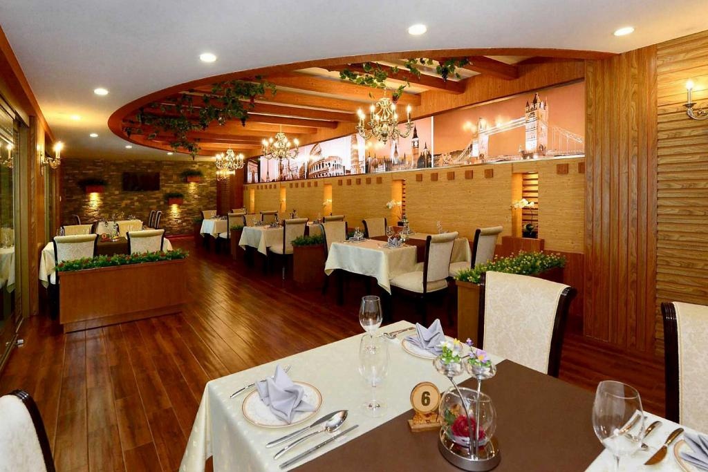 Nhà hàng phục vụ các bữa ăn cao cấp bên trong sân bay. Hãng AP cho biết, công nhân xây dựng nhà ga mới chỉ sử dụng các thiết bị và máy móc đơn giản. Họ thậm chí chỉ dùng tay không trong một số công việc. Hệ thống loa liên tục phát những bài ca yêu nước trong quá trình làm việc của công nhân.