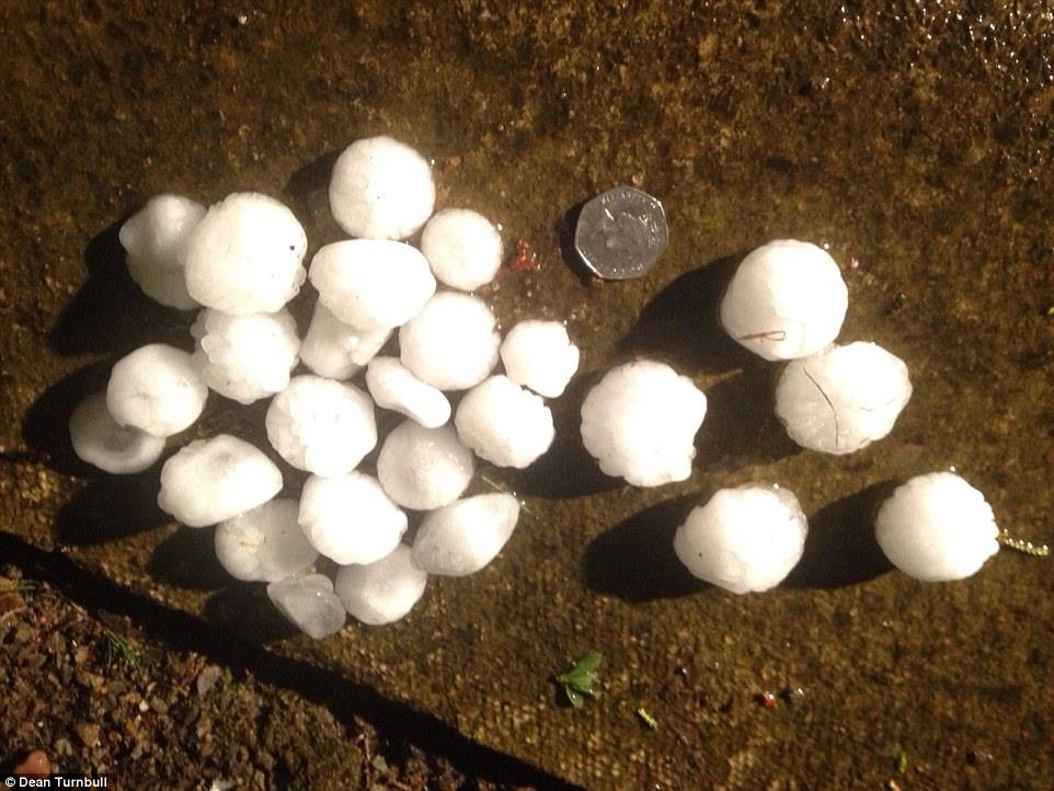 Những viên mưa đá có kích thước tương đương đồng 50 xu rơi xuống ở Halifax, Tây Yorkshire.