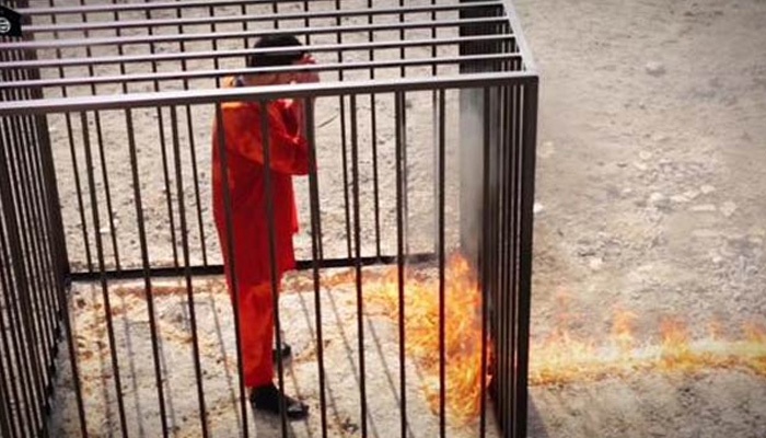 Tháng 2/2015, IS tiếp tục thể hiện mức độ tàn bạo mới khi hành quyết con tin Moaz al-Kasasbeh, phi công người Jordan, bằng biện pháp thiêu sống. Sự việc khiến chính phủ Jordan phẫn nộ và tiến hành không kích tiêu diệt các mục tiêu IS. Ảnh: Daily Mail