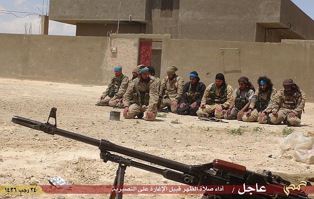 Một số tay súng cải trang thành binh sĩ người Kurd để thâm nhập vào hàng ngũ đối thủ, rồi bất ngờ tấn công gây thiệt hại khiến họ không kịp phản ứng.