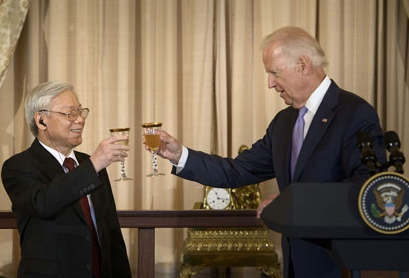 Tổng Bí thư Nguyễn Phú Trọng và Phó Tổng thống Mỹ Joe Biden nâng ly chúc mừng kỷ niệm 20 năm quan hệ ngoại giao Việt - Mỹ. Ảnh: AFP