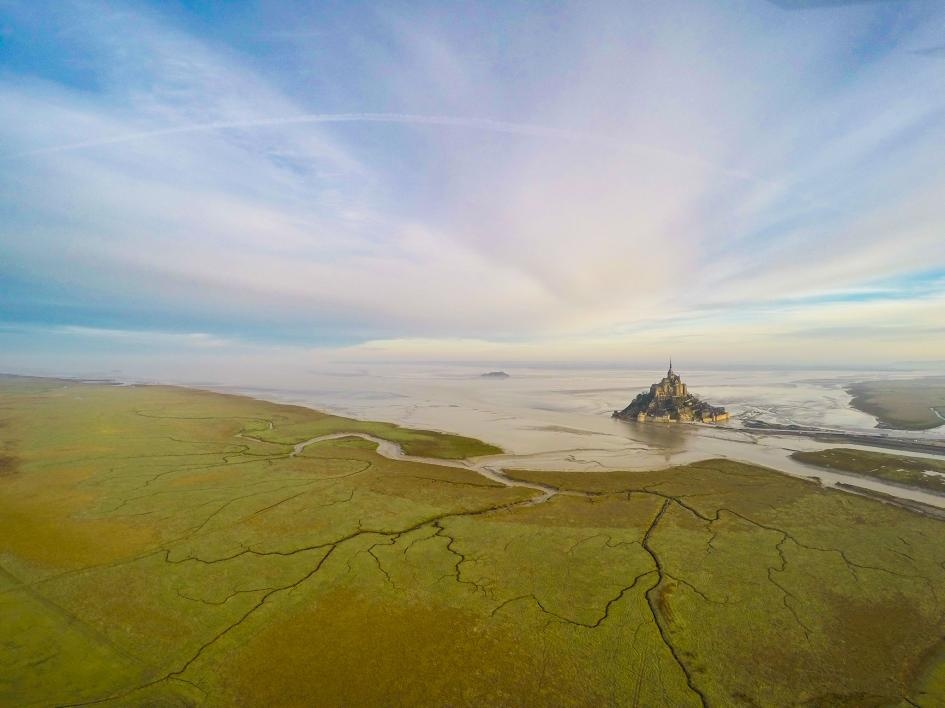 Ảnh chụp huyện đảo Mont-Saint-Michel, một địa phương ngoài khơi vùng Normandy (Pháp), đoạt giải Nhì trong hạng mục địa điểm ấn tượng.