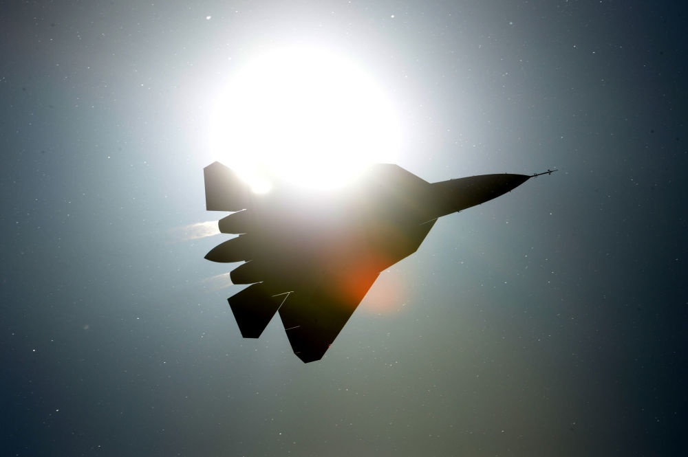 Với tốc độ tối đa 1.520 mph, Sukhoi T-50 PAK FA bỏ xa những máy bay cùng loại. Một số quan chức Mỹ thậm chí cho rằng, loại máy bay này của Nga hoạt động linh hoạt hơn cả F-35 Lightning II. PAK-FA có thể gắn hai khẩu pháo Gsh-30-1 với khả năng bắn 1.800 viên đạn mỗi phút.