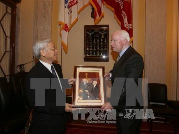 Tong Bi thu Nguyen Phu Trong gap Thuong Nghi si John McCain hinh anh