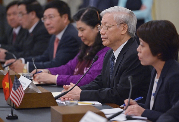 Tổng Bí thư Nguyễn Phú Trọng đánh giá cao việc Quốc hội Hoa Kỳ và cá nhân Thượng Nghị sĩ John McCain đã ủng hộ gia tăng hỗ trợ cho việc giải quyết các hậu quả chiến tranh để lại ở Việt Nam; đề nghị phía Hoa Kỳ cần làm nhiều, thực chất hơn trong việc giải quyết hậu quả chất độc da cam/dioxin đối với con người và môi trường của Việt nam, rà phá bom mìn và vật liệu chưa nổ, tìm kiếm bộ đội Việt Nam mất tích. Ảnh: AFP