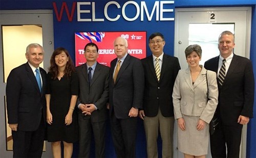 Đoàn Thượng nghị sĩ Mỹ thăm trường Fulbright nhân chuyến thăm Việt Nam hồi cuối tháng 5. Ảnh: FETP