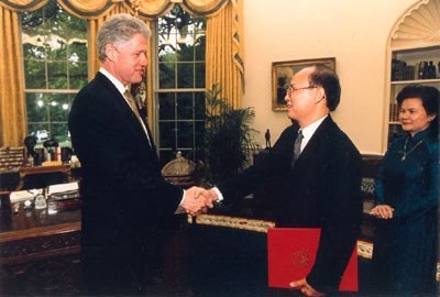 Tổng thống Bill Clinton tiếp Đại sứ đầu tiên của Việt Nam tại Mỹ, ông Lê Văn Bàng, ở Washingon D.C sau khi hai nước bình thường hóa quan hệ. Ảnh:  Đại sứ quán Việt Nam tại Mỹ