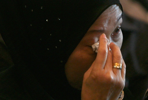 Thân nhân của một hành khách lau nước mắt trong lễ tưởng niệm diễn ra tại thị trấn Sepang, bang Selangor. Ngày 17/7/2014, máy bay chở 298 người bay từ Hà Lan đến Malaysia bị rơi ở miền đông Ukraine.