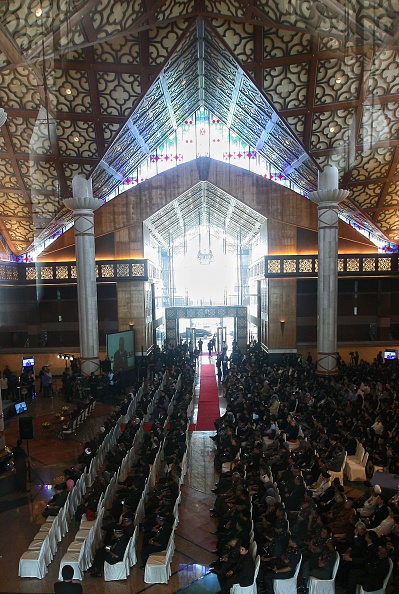 Toàn cảnh nơi diễn ra lễ tưởng niệm nạn nhân chuyến bay MH17. Dù cuộc điều tra để truy tội thủ phạm gây ra thảm kịch vẫn chưa kết thúc, Bộ trưởng Giao thông Liow Tiong nói nước này cử hành buổi lễ nhằm thể hiện sự chia sẻ với các gia đình và lòng tôn trọng những người thiệt mạng.