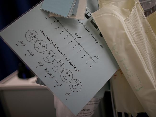 Bảng đánh giá mức độ đau đớn của tù nhân trong lúc ép ăn. Moath al-Alwi, tù nhân người Yemen bị giam ở Guantanamo từ năm 2002, nói quá trình này diễn ra rất lâu và vô cùng đau đớn. 