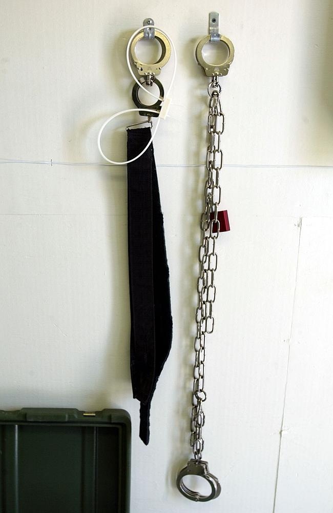 Nhân viên nhà tù dùng còng tay và xích chân để buộc tù nhân phải ngồi chặt vào ghế trong lúc cho ăn. Abu Wa’el Dhiab, một cựu tù nhân ở nhà tù Guantanamo, cho biết anh đã bị cưỡng chế ăn theo hình thức này ít nhất 1.300 lần. Dhiab chịu cảnh giam cầm hơn 12 năm trước khi được phóng thích vào cuối năm 2014. Các tòa án Mỹ chưa từng buộc tội anh về những hoạt động khủng bố.