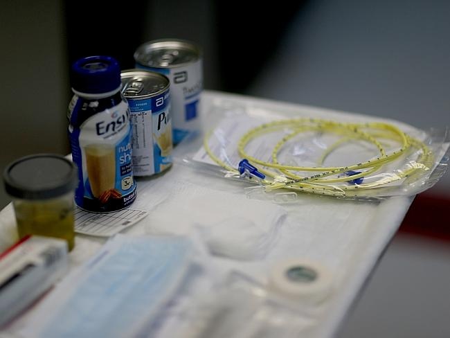 Đường ống truyền thực phẩm mà nhân viên nhà tù sử dụng trong lúc cưỡng chế phạm nhân. Al-Alwi cho biết, 