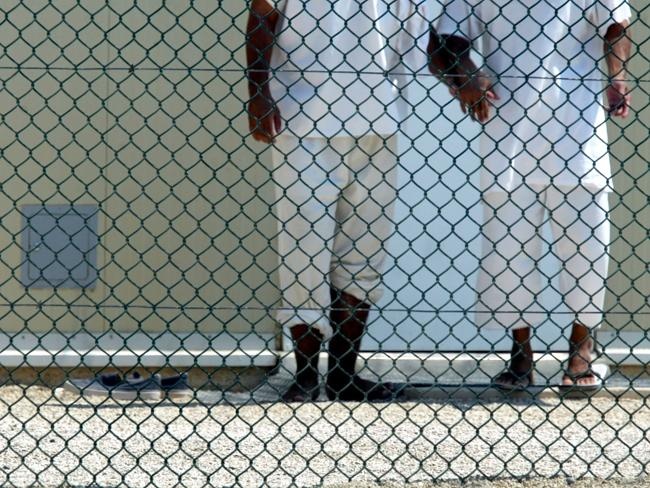 Những nghi phạm khủng bố bị giam ở trại Delta, nhà tù Guantanamo. Từ tháng 10/2014, chính phủ Mỹ tìm cách trì hoãn việc công bố các bằng chứng về hoạt động ngược đãi tù nhân ở nhà tù Guantanamo. Trước tình trạng này, vào tuần qua, một thẩm phán tòa án liên bang ở Mỹ hối thúc chính phủ phải sớm đăng tải các tài liệu.