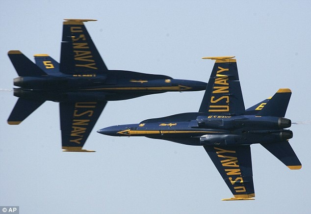 Chien dau co bay sat bai bien khien du khach hoang hot hinh anh