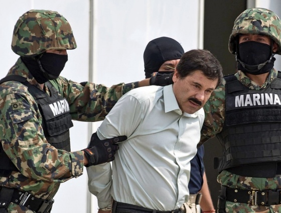 Cảnh sát Mexico bắt ông trùm ma túy Guzman vào tháng 2/2014. Trong cuộc điều tra vụ vượt ngục lần 2 của Guzman, họ tin rằng cô vợ sẽ trở thành đầu mối quan trọng. Ảnh: AP