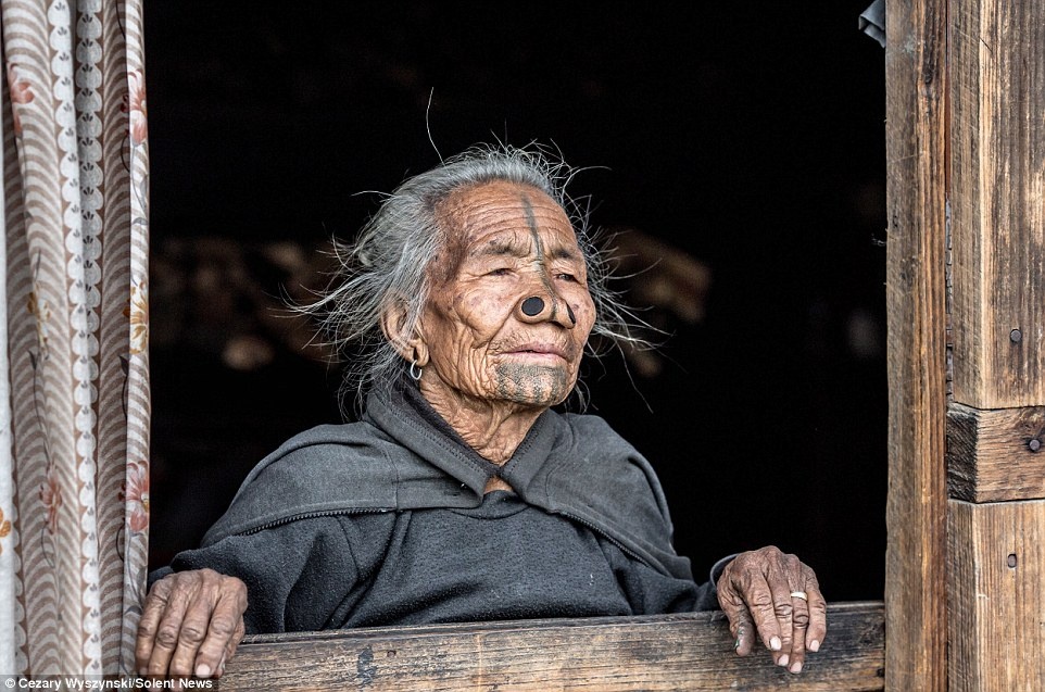 Những chiếc nút mũi đặt trưng của phụ nữ Apatani. Họ đeo nút mũi, vẽ những hình xăm màu đen lên khuôn mặt để tự làm xấu bản thân, từ đó khiến hình ảnh trở nên kém hấp dẫn đối với cánh đàn ông.