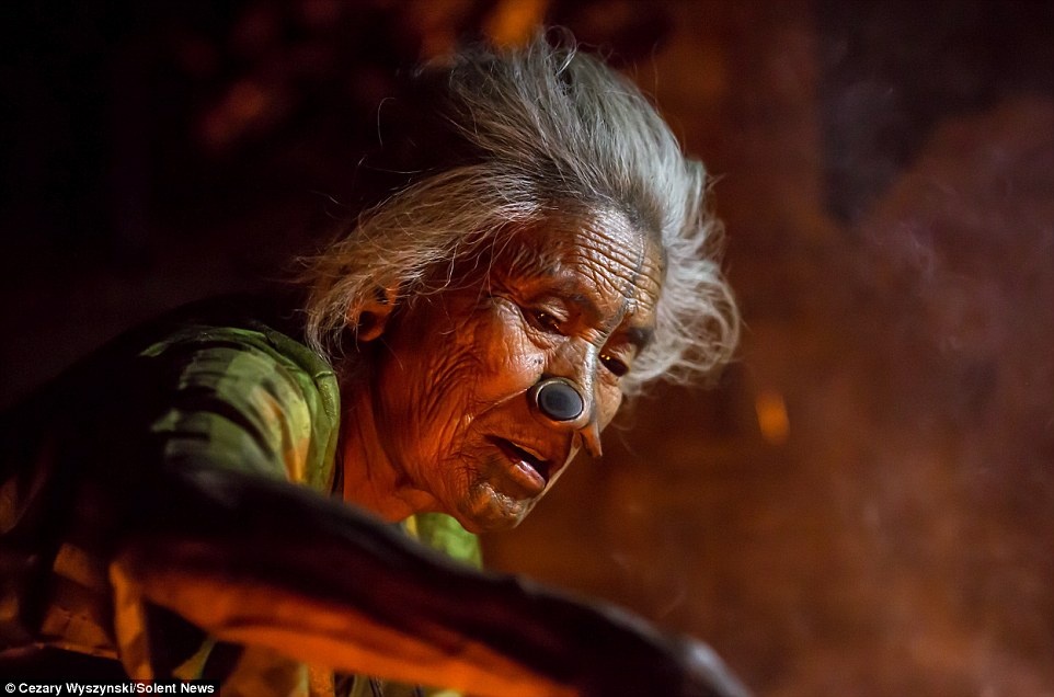 Trưởng bộ tộc Apatani quyết định rằng kích cỡ của nút mũi tương ứng với vẻ đẹp của người phụ nữ. Người đẹp nhất làng sẽ đeo nút mũi to nhất.