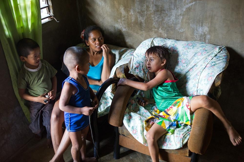 Cậu bé Renz (bên phải, 8 tuổi) cùng với mẹ Nelcy (30 tuổi) và hai anh em khác. Nelcy cho biết, bố của Renz tên Frank, khoảng 60 tuổi, là người Na Uy. Ông là khách quen của quán bar mà cô làm việc. Sau khi mang thai Renz, Frank trốn tránh mọi liên lạc với Nelcy. Khi con trai chào đời, ông từ chối nhận con. 