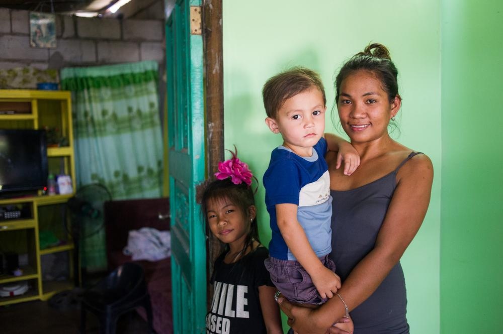 Cô Jennifer (32 tuổi), bên con gái Fiona (7 tuổi) và con trai Tristan (5 tuổi) tại căn nhà ở một khu ổ chuột tại thành phố Angeles. Jennifer gặp bố của Tristan, ông Jason, trong một quán bar. Jason hiện sống ở Mỹ, ông chỉ ghé thăm Tristan một lần khi cậu bé tròn một tháng tuổi. Cô Jennifer cho biết, Jason rất hiếm khi gửi tiền để nuôi con.