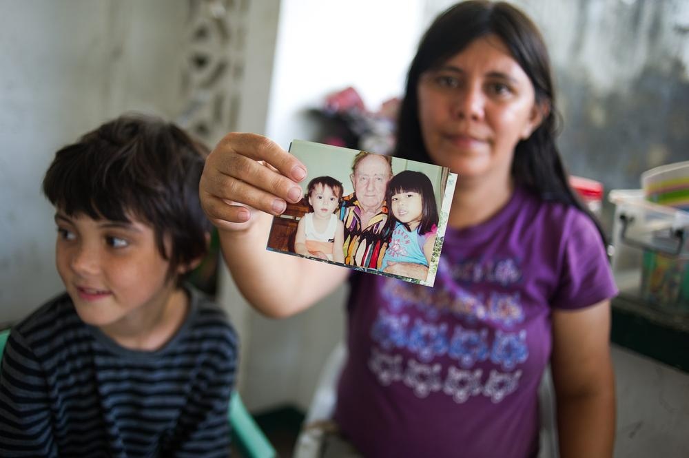 Bé Peter (8 tuổi) bên người mẹ tên Grace (35 tuổi). Cô cầm bức ảnh của bố cậu bé, ông Max. Grace gặp Max khi cô 24 tuổi trong khi ông Max đã 78 tuổi. Lúc đó, cô làm việc tại một quán bar ở phố đèn đỏ. Số phận của Peter dường như may mắn hơn những đứa trẻ cùng hoàn cảnh, khi Max chấp nhận ký tên vào phần dành cho người cha trong giấy khai sinh của em. Điều này giúp Max được công nhận quốc tịch Australia. Ông đã mua cho hai mẹ con một căn nhà khang trang. Tuy nhiên, ông bỗng nhiên không gửi tiền chu cấp từ đầu năm 2015. Grace dự định xin hỗ trợ tài chính của chính phủ Australia để nuôi con.