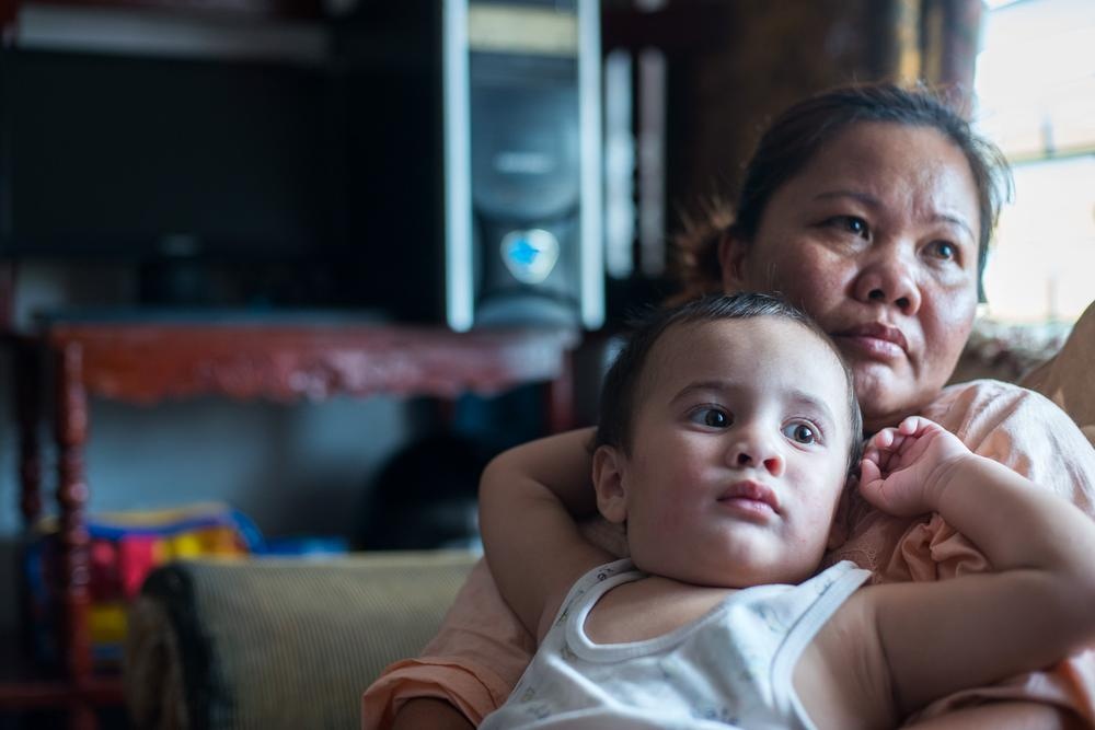 Nhung dua be bi bo roi o khu den do Philippines hinh anh