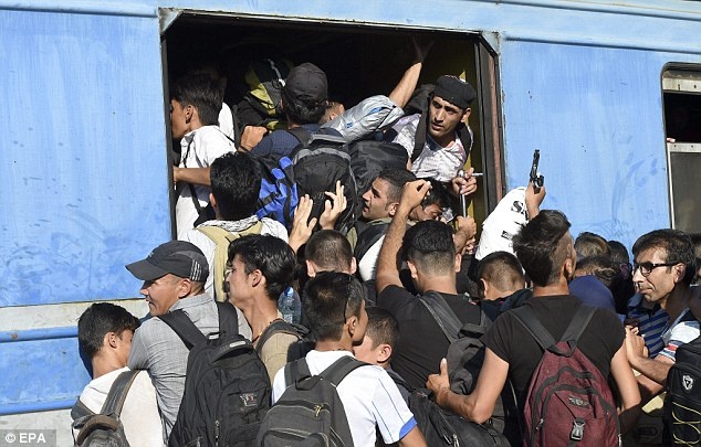 Hàng chục người tranh nhau vào khoang chứa hàng của tàu lửa, dù không gian toa tàu rất chật hẹp.