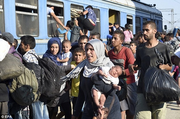  Nhiều gia đình từ các quốc gia đang xảy ra nội chiến ở Trung Đông hoặc châu Phi phải bỏ quê hương ra đi. Họ mong muốn đến các nước châu Âu, như Anh, Pháp hoặc Đức, để xây dựng lại cuộc sống.