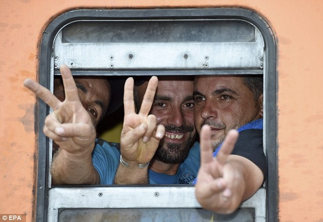 Cơ quan về người tị nạn Liên Hợp Quốc ước tính, hàng trăm nghìn người di cư đổ về châu Âu mỗi năm. Trong 6 tháng đầu năm 2015, hơn 135.000 người đã đến châu lục này bằng đường biển.