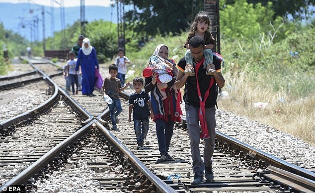 Một gia đình đi trên đường ray để chờ bắt chuyến tàu tiếp theo. Liên minh châu Âu đã ra thời hạn chót vào ngày 20/7 để các nước thực hiện trao quy chế cư trú dài hạn cho người tị nạn hiện đang sống ở Italia và Hy Lạp.
