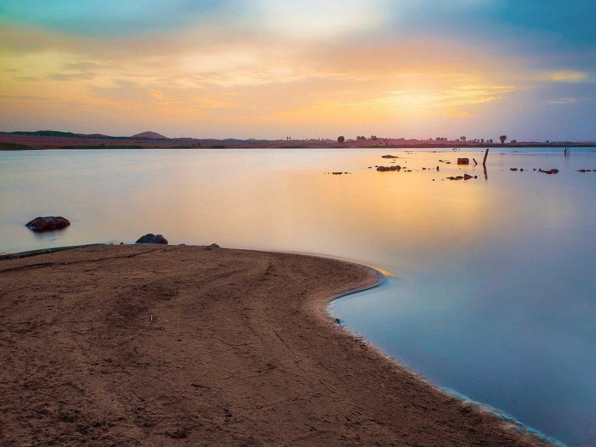 Hồ Zahker nằm ở khu vực hẻo lánh giữa biên giới Các Tiểu vương quốc Ả rập Thống nhất (UAE) với Oman. Hồ là sản phẩm ngoài dự kiến của quá trình biến nước biển thành nước ngọt mà UAE đang ứng dụng để đáp ứng nhu cầu trong nước. Tuy tạo ra nơi sinh sống mới giữa sự cằn cỗi của sa mạc, hồ nhân tạo tiềm ẩn nhiều nguy cơ phá vỡ hệ thống sinh thái.