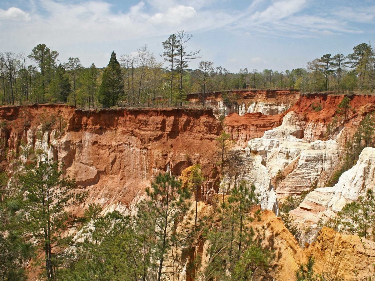 Hẻm núi Providence Canyon tại bang Georgia (Mỹ) được ví như bản sao thu nhỏ của thắng cảnh Grand Canyon. Những biện pháp canh tác nông nghiệp lạc hậu suốt thế kỷ 19 gây nên hiện tượng xói mòn đất đai nghiêm trọng, dần hình thành rãnh núi có độ sâu hơn 45 m.