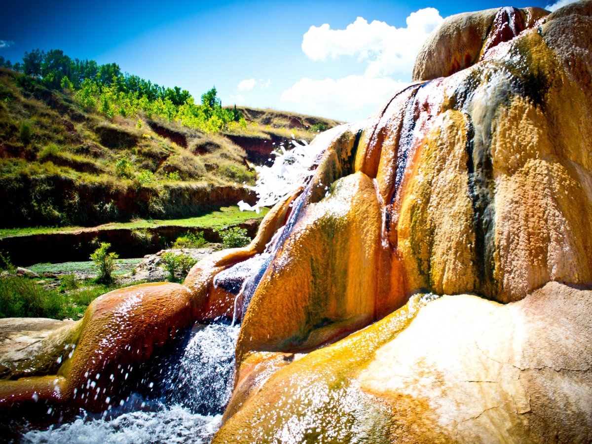 4 mạch nước ngầm phun trào ở thị trấn Analavory, Madagascar, hình thành trong quá trình khai thác các khu mỏ aragonit của con người.