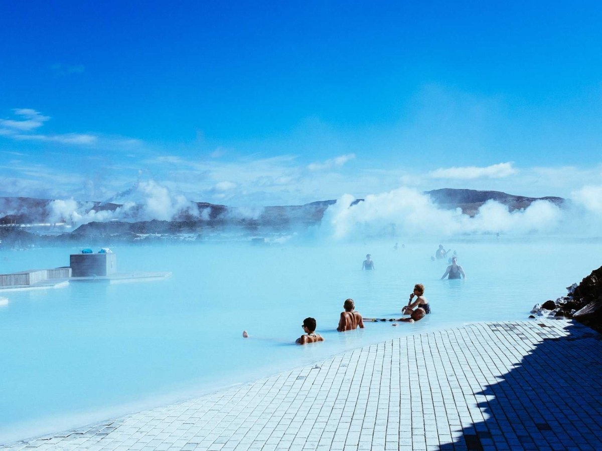 Suối nước nóng Blue Lagoon ở Iceland tạo nên do nước tràn từ một nhà máy nhiệt điiện. Nhiệt độ nước khoảng 37 - 39 độ C. Vì nằm ở một khu vực núi lửa, thành phần nước chứa nhiều khoáng chất, như silic và lưu huỳnh, giúp trị các bệnh ngoài da.