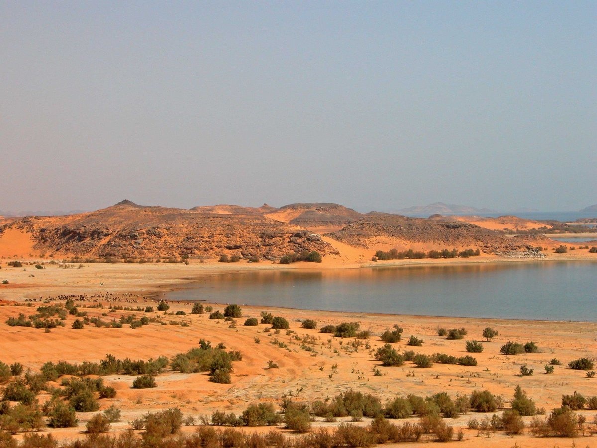 Hồ Nasser là hồ nước nhân tạo lớn nhất thế giới. Nó nằm giữa sa mạc Ai Cập. Đây là kết quả từ việc xây đập Aswan vào cuối thế kỷ 20.