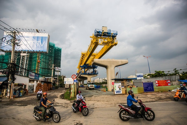 Rất nhiều công trình xây dựng mọc lên  ở Sài Gòn. Ảnh: NYT