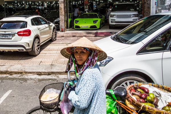 Nhiều người từ khắp tỉnh, thành kéo về Sài Gòn tìm kiếm cơ hội làm ăn. Ảnh: NYT