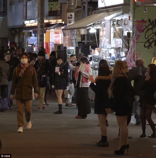 Các thiếu nữ Nhật Bản gặp gỡ trực tiếp