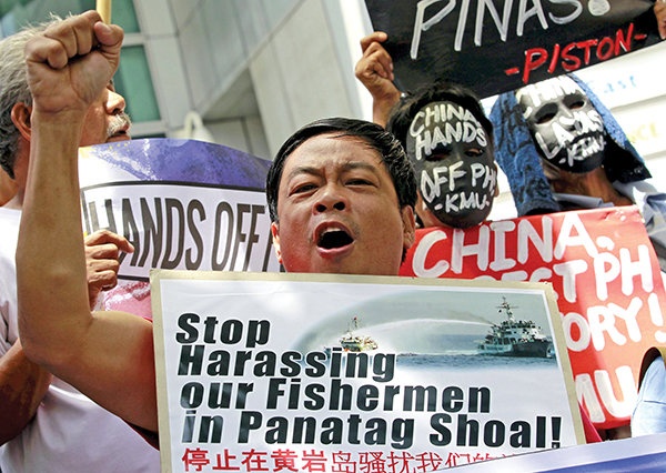 Người dân Philippines biểu tình đòi Trung Quốc ngừng quấy rối ngư dân của họ trước Lãnh sự quán Trung Quốc tại Manila ngày 7/7. Ảnh: Reuters