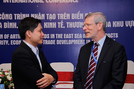 GS. TS. Erik Frankx, thành viên Tòa trọng tài thường trực La Haye, trao đổi với đại biểu tại hội thảo. Ảnh: BTC