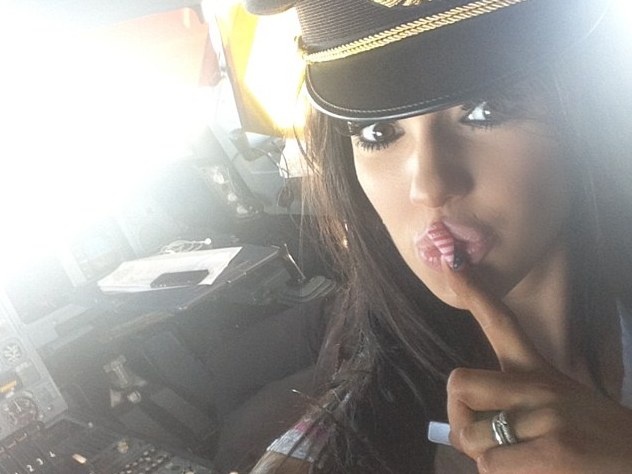 Phi cong moi nguoi mau vao buong lai khi dang bay giua troi hinh anh