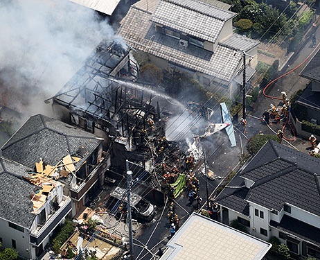 Canh khu dan cu chay rui sau khi may bay Nhat gap nan hinh anh