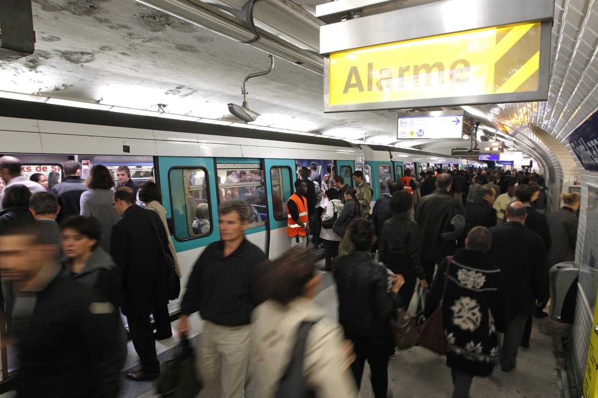 Tình trạng quấy rối phụ nữ ở Paris diễn ra ngày càng nhiều ở nơi công cộng như tàu điện ngầm. Ảnh: BI