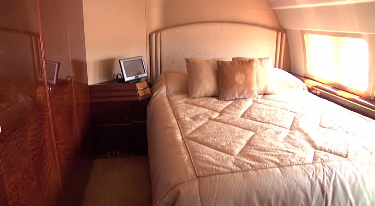 Bên trong phòng ngủ dành cho thành viên trong gia đình vị tỷ phú trên máy bay.