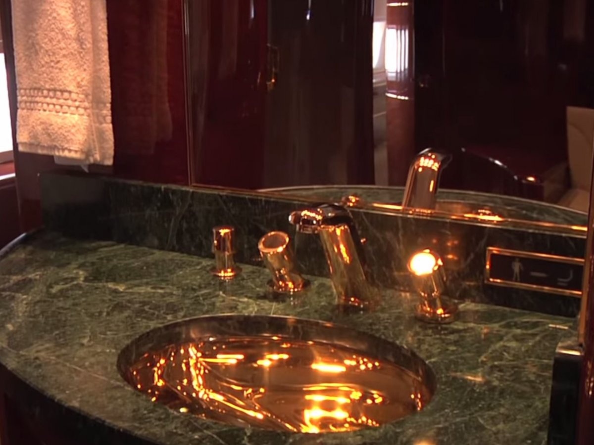 Bồn rửa tay với bệ rửa và vòi nước mạ vàng 24 karat.