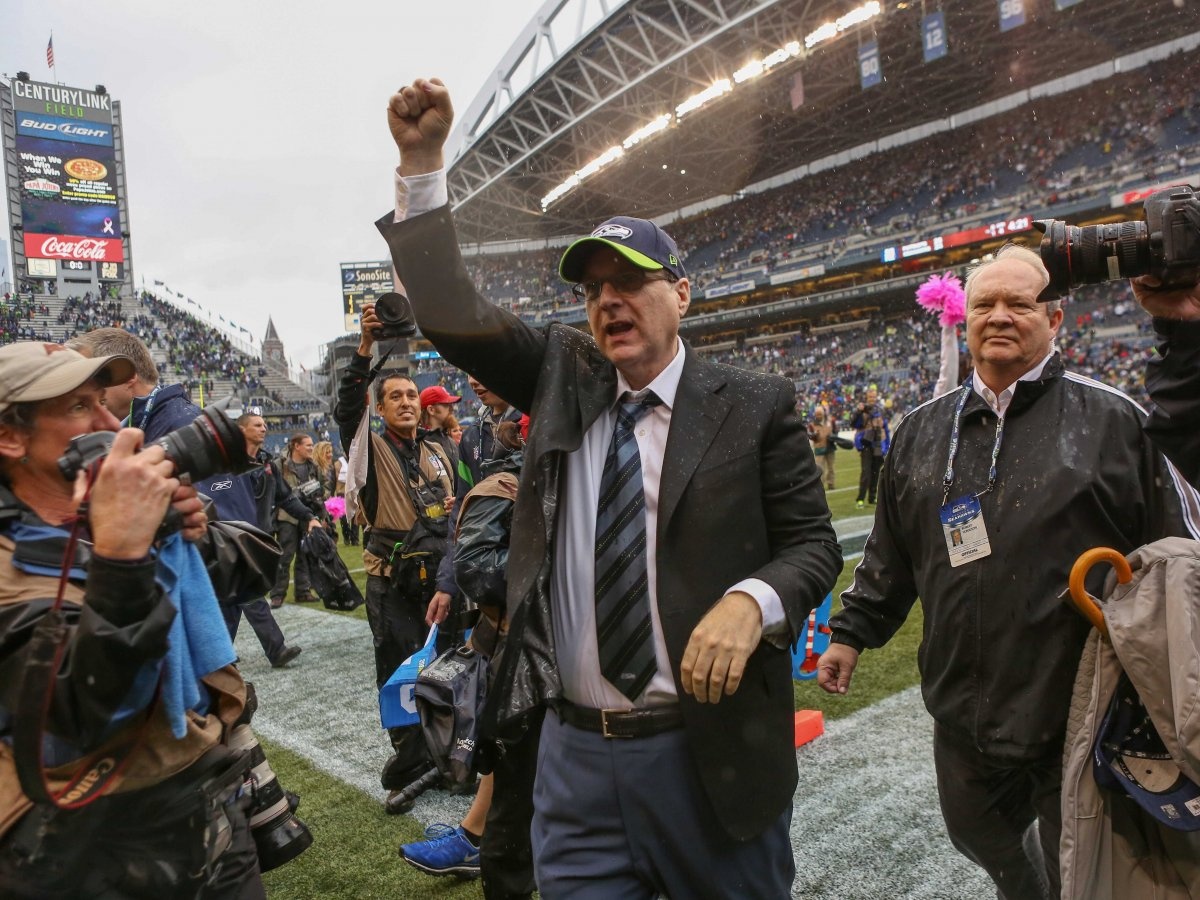 Trước ông Trump, chủ của chiếc Boeing là người đồng sáng lập Microsoft Paul Allen. Ông Allen mua phi cơ từ năm 1995, sử dụng nó trong hơn 15 năm rồi mới bán lại cho tỷ phú Trump.